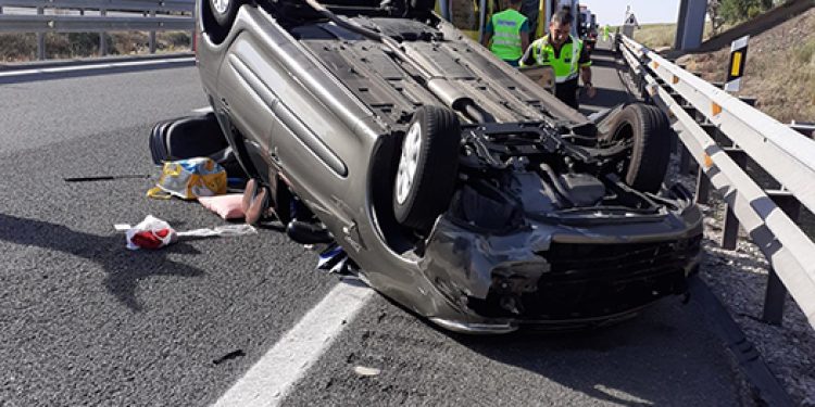La Guardia Civil auxilia a dos heridos en un accidente de circulación en la A-3 a la altura de Castillo de Garcimuñoz