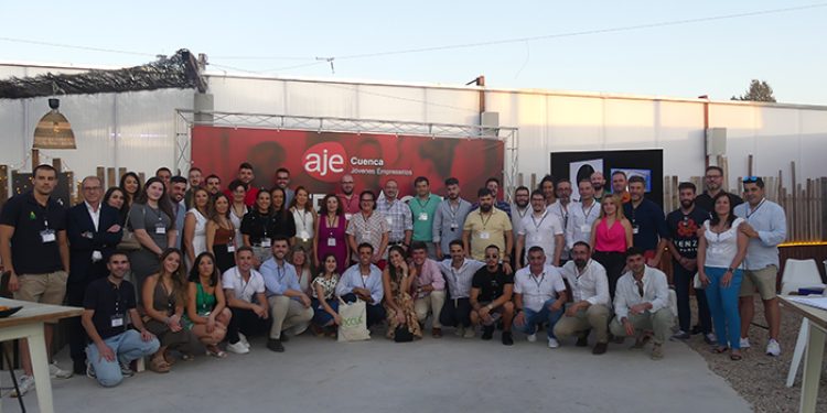 Medio centenar de empresas establecen contactos y dinamizan su actividad en el III Afterwork AJE Cuenca Medio centenar de empresas establecen contactos y dinamizan su actividad en el III Afterwork AJE Cuenca