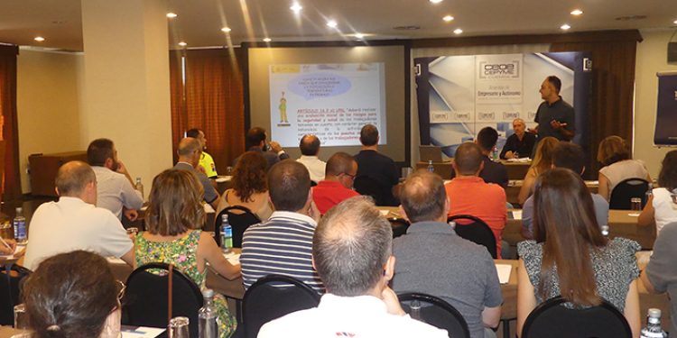 Unos cincuenta empresarios conquenses asisten a la jornada sobre organización del trabajo con temperaturas extremas