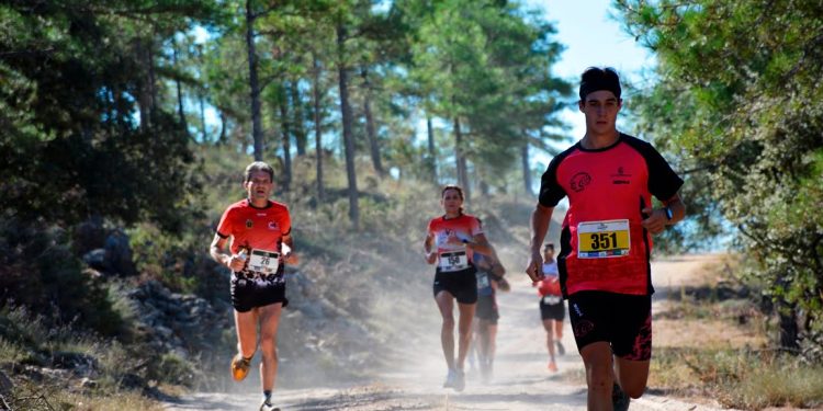 Israel Fernández y María Jesús Algarra repiten triunfo en el VI Trail Salvacañete “Alto Arambio”