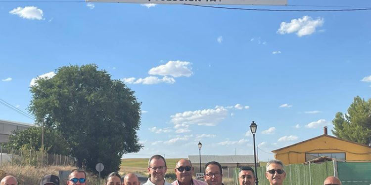 El Equipo de Gobierno de Villarejo de Fuentes instala una pancarta para recordar a la Junta el deterioro y la peligrosidad de la carretera que une el municipio con la localidad de Montalbo El Equipo de Gobierno de Villarejo de Fuentes instala una pancarta para recordar a la Junta el deterioro y la peligrosidad de la carretera que une el municipio con la localidad de Montalbo