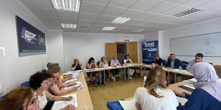 Invierte en Cuenca y AMEP estudian las opciones de ser empresarias de las alumnas del curso de textil de ACESANC