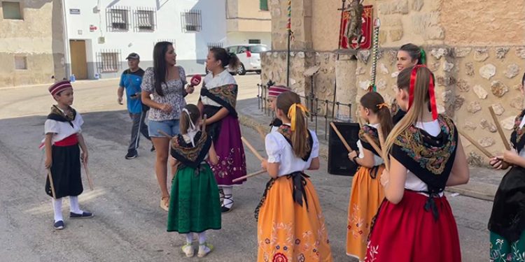 La Asociación de Danzas y Paloteos de Moncalvillo de Huete celebra 15 años conservando y transmitiendo esta tradición en la localidad La Asociación de Danzas y Paloteos de Moncalvillo de Huete celebra 15 años conservando y transmitiendo esta tradición en la localidad