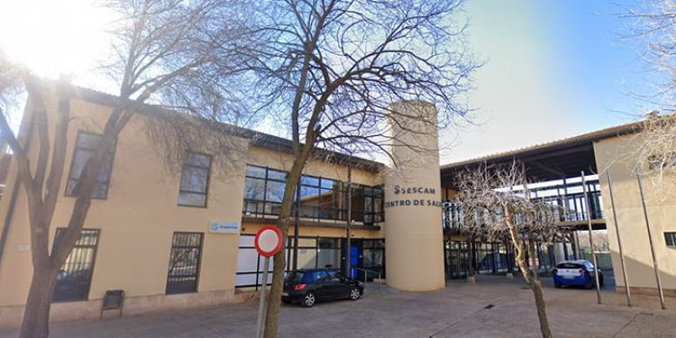 Caen un tejado y un muro en San Clemente hiriendo a dos personas