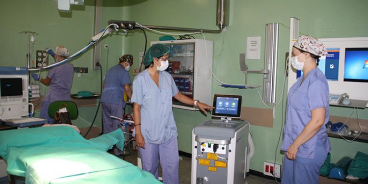 El servicio de Urología del Hospital de Cuenca cuenta ya con un equipo de tratamiento láser de fibra de Tulio