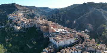 Camino del calvario entre la Turba
