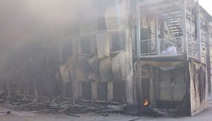 Emergencias descarta riesgo para la población por el incendio de unas naves avícolas en San Lorenzo de la Parrilla