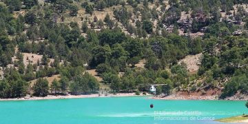 Un helicóptero coge agua del embalse de La Toba en Cuenca