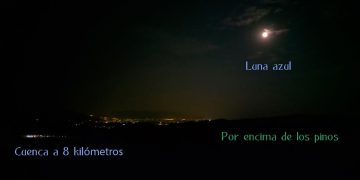 Dron. Luna azul, por encima de los pinos y, Cuenca, a 8 kilómetros