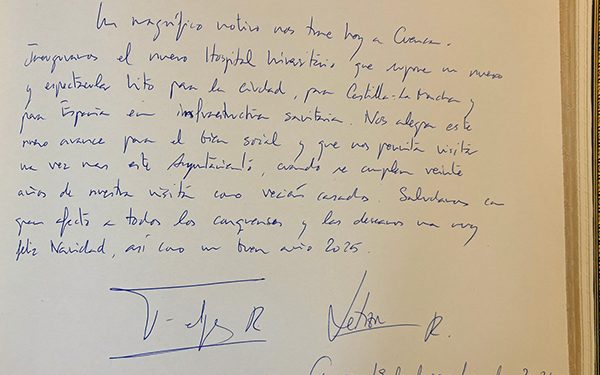 Los Reyes de España firman en el libro de honor del Ayuntamiento de Cuenca