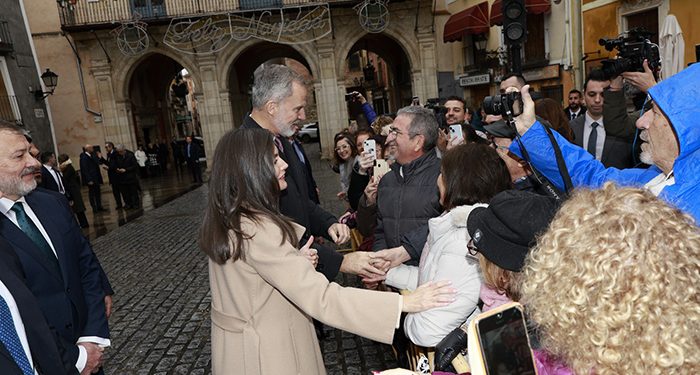 Los Reyes de España firman en el libro de honor del Ayuntamiento de Cuenca