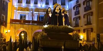 Así fue la procesión de El Duelo hasta el interior de la catedral de Cuenca