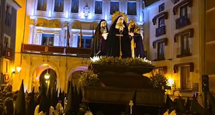 Así fue la procesión de El Duelo hasta el interior de la catedral de Cuenca