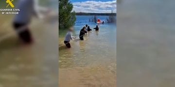 Rescatados ilesos tras volcar su barca junto al camping de Buendía
