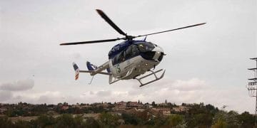 Un helicóptero sanitario evacúa de urgencia a un trabajador tras caer de un tejado en El Herrumblar