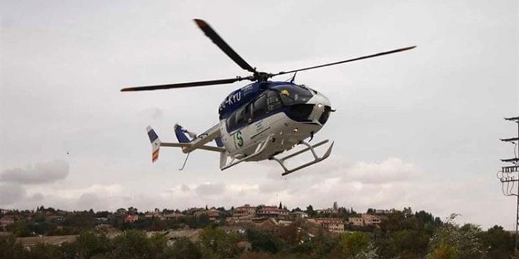 Un helicóptero sanitario evacúa de urgencia a un trabajador tras caer de un tejado en El Herrumblar