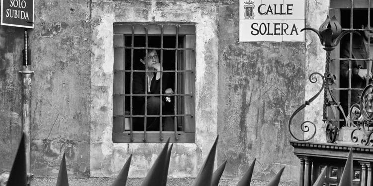 La instantánea “Vigilia en el templo”, de Adrián Martínez Vicente, ganadora del XVII Premio de Fotografía de la Junta de Cofradías